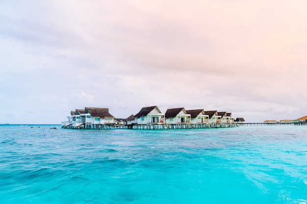 hôtel et île tropicale des Maldives avec plage et beau ciel