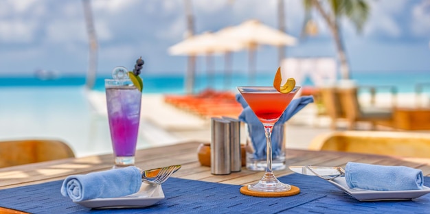 Hôtel de luxe au bord de la piscine, restaurant en plein air sur la plage, l'océan et le ciel, café de l'île tropicale