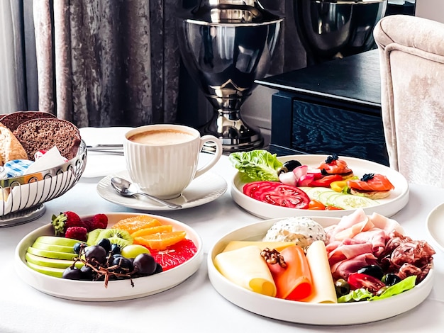 Hôtel de luxe et service de chambre cinq étoiles divers plateaux de nourriture pain et café comme petit-déjeuner en chambre pour les voyages et l'hospitalité