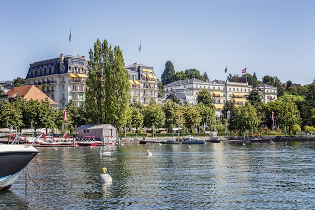 Hôtel luxueux au bord du lac dans une belle ville européenne.