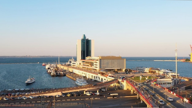 Hôtel odessa et le terminal des bateaux de croisière à odesa vue sur le port depuis les escaliers potemkine ville du soir a
