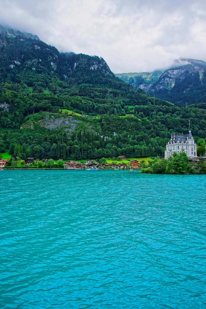 Hôtel particulier sur le lac de Brienz et la montagne Brienzer Rothorn à Interlaken, Canton de Berne en Suisse