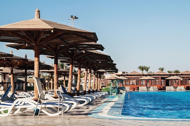 Hôtel de la région avec piscine et palmiers à Hurghada Egypte Le Gol