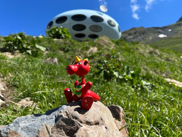 L'hôtel se présente sous la forme d'une soucoupe volante sur la soucoupe volante de montagne dans les montagnes UFO