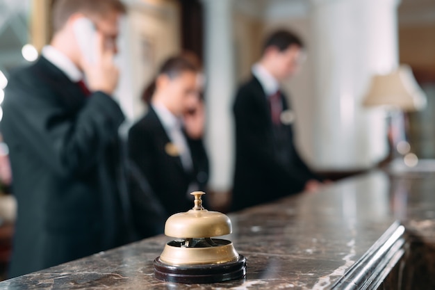 Hotel service bell Concept, voyage, chambre, comptoir de réception moderne et luxueux sur