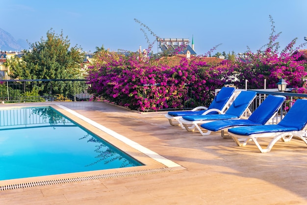 Hôtel vide avec piscine et chaises longues