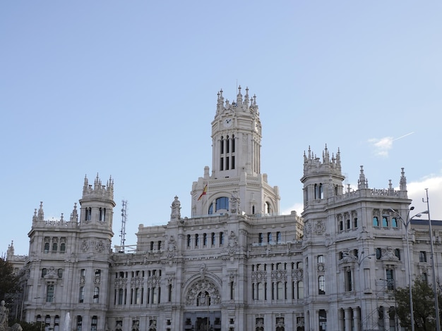 Hôtel de ville de Madrid, point de repère de l'architecture du palais des communications, vue d'en haut lors d'une journée ensoleillée en Espagne.