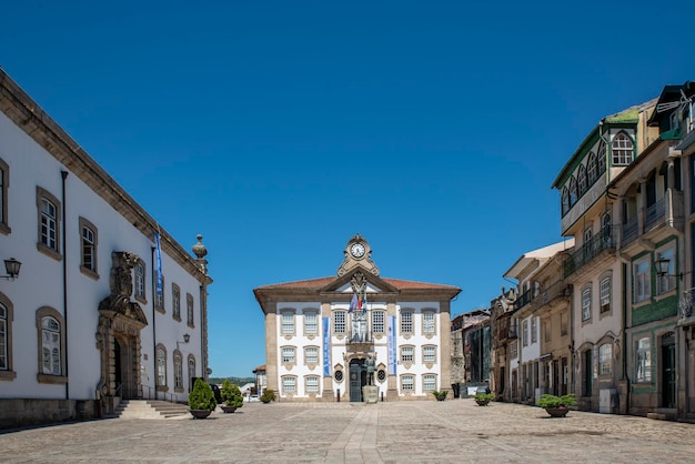 Hôtel de ville sur la place centrale de Chaves Portugal