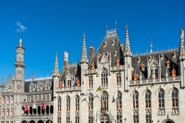 Hôtel de ville sur la place du marché à Bruges