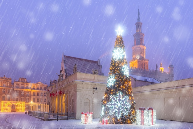 Hôtel de ville de Poznan sur la place du vieux marché dans la vieille ville dans la nuit de noël enneigée poznan pologne