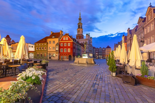 Hôtel de ville de Poznan sur la place du vieux marché dans la vieille ville de nuit, Poznan, Pologne