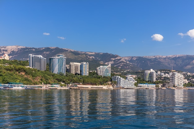 Hôtels modernes à Yalta, Crimée, vue depuis la mer Noire.