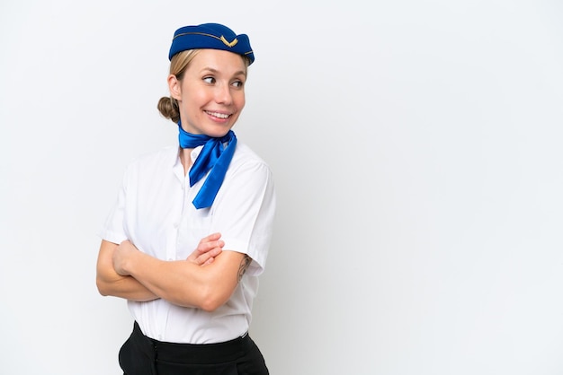 Hôtesse de l'air blonde femme isolée sur fond blanc avec les bras croisés et heureux