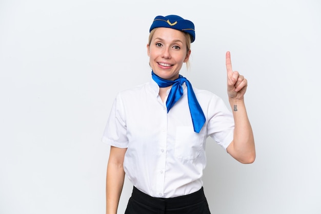 Hôtesse de l'air blonde femme isolée sur fond blanc montrant et levant un doigt en signe du meilleur