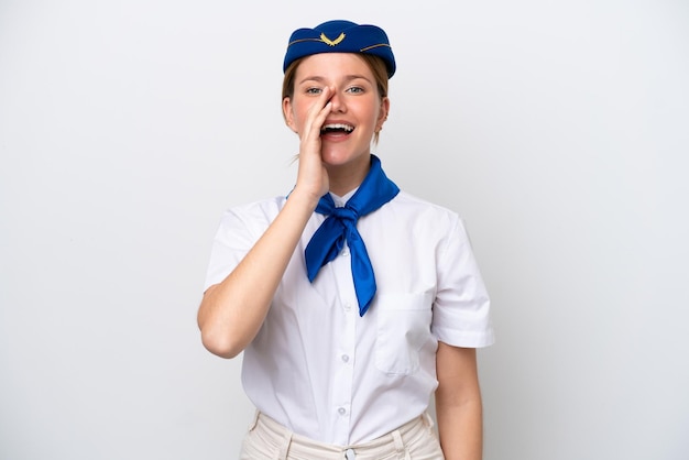 Hôtesse de l'air femme isolée sur fond blanc criant avec la bouche grande ouverte