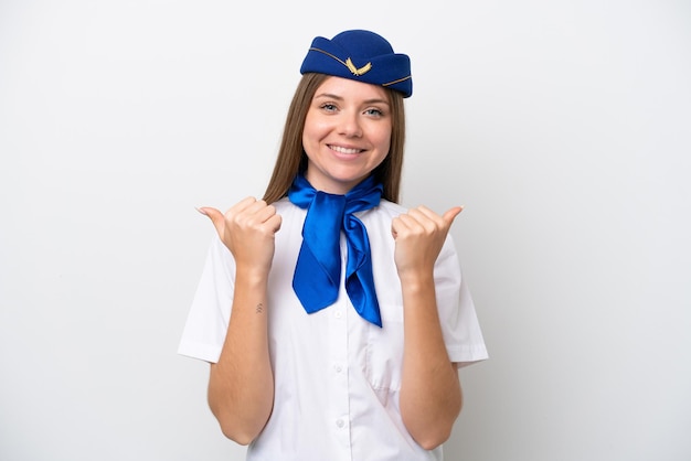 Hôtesse de l'air femme lituanienne avion isolé sur fond blanc avec le geste du pouce levé et souriant