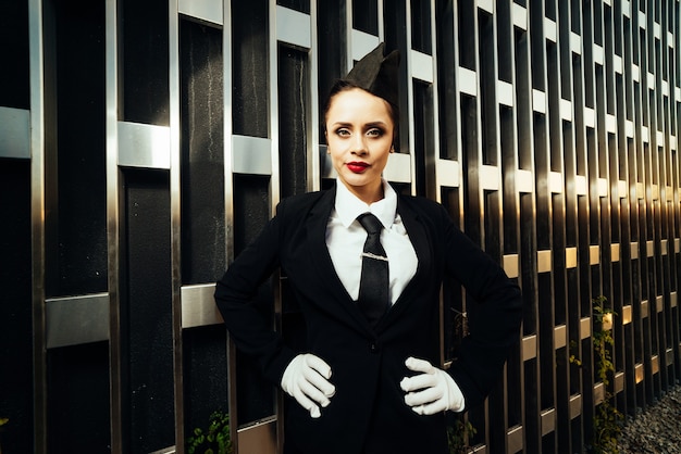 Hôtesse de l'air femme en uniforme se présentant à la caméra