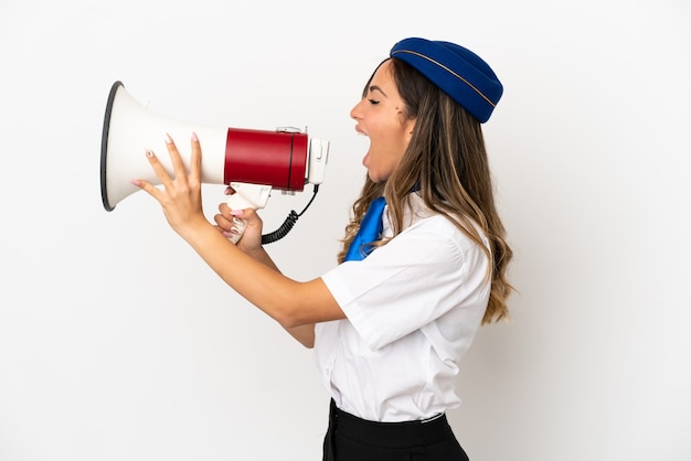 Hôtesse de l'air sur fond blanc isolé criant à travers un mégaphone