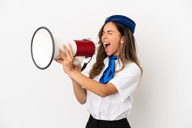 Hôtesse de l'air sur fond blanc isolé criant à travers un mégaphone