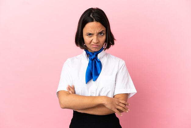 Hôtesse de l'air sur fond isolé se sentir contrarié