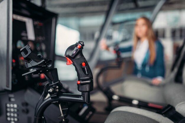 Hôtesse de l'air pose en hélicoptère, vue depuis la cabine