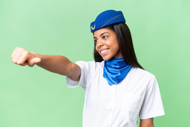 Hôtesse d'avion femme afro-américaine sur fond isolé donnant un geste du pouce levé