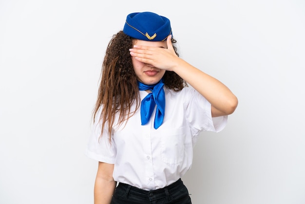 Hôtesse de l'avion femme arabe isolée sur fond blanc couvrant les yeux par les mains Je ne veux pas voir quelque chose