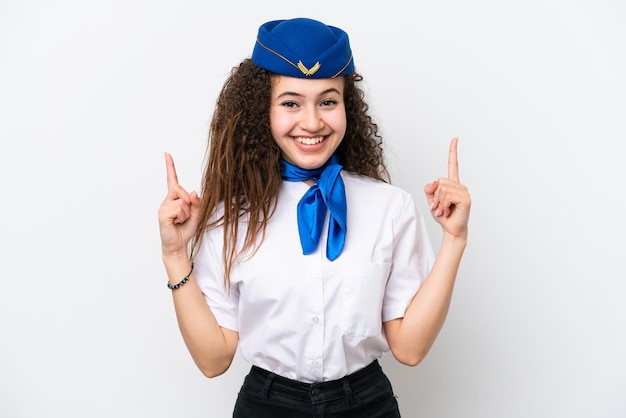 Hôtesse de l'avion femme arabe isolée sur fond blanc pointant vers le haut une excellente idée