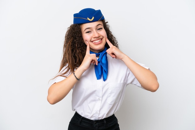 Hôtesse de l'avion femme arabe isolée sur fond blanc souriant avec une expression heureuse et agréable