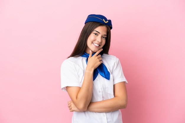 Hôtesse d'avion femme brésilienne isolée sur fond rose souriant