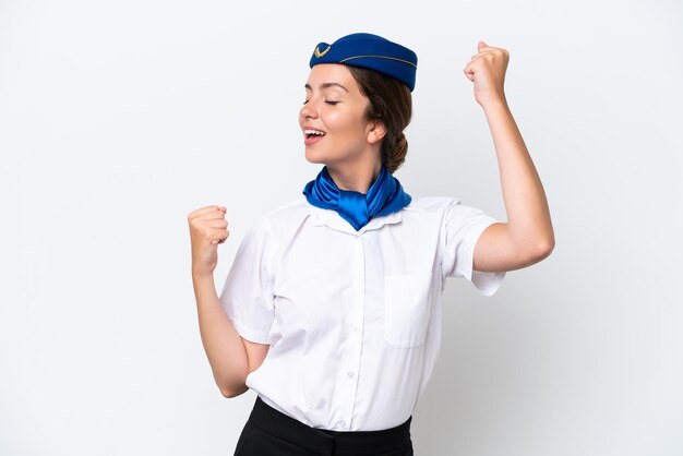 Hôtesse d'avion femme caucasienne isolée sur fond blanc célébrant une victoire
