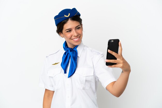 Hôtesse d'avion femme caucasienne isolée sur fond blanc faisant un selfie