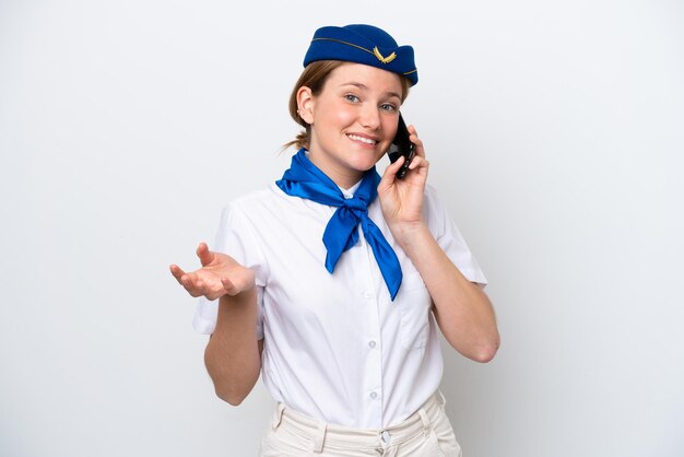 Hôtesse de l'avion femme isolée sur fond blanc en gardant une conversation avec le téléphone portable avec quelqu'un