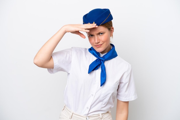 Hôtesse de l'avion femme isolée sur fond blanc regardant loin avec la main pour regarder quelque chose