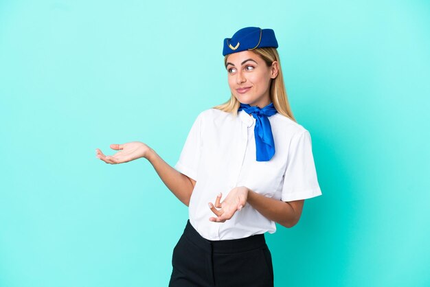 Hôtesse de l'avion femme uruguayenne isolée sur fond bleu avec une expression faciale surprise