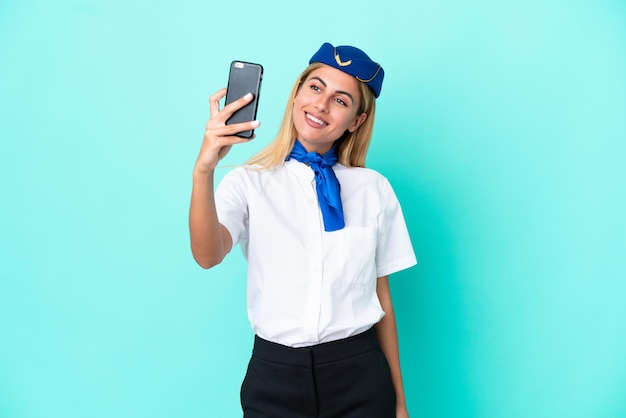 Hôtesse de l'avion femme uruguayenne isolée sur fond bleu faisant un selfie