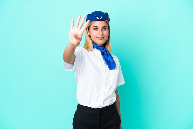 Hôtesse d'avion femme uruguayenne isolée sur fond bleu heureux et comptant quatre avec les doigts
