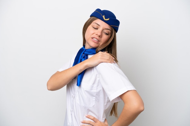 Hôtesse de l'avion lituanienne femme isolée sur fond blanc souffrant de douleurs à l'épaule pour avoir fait un effort
