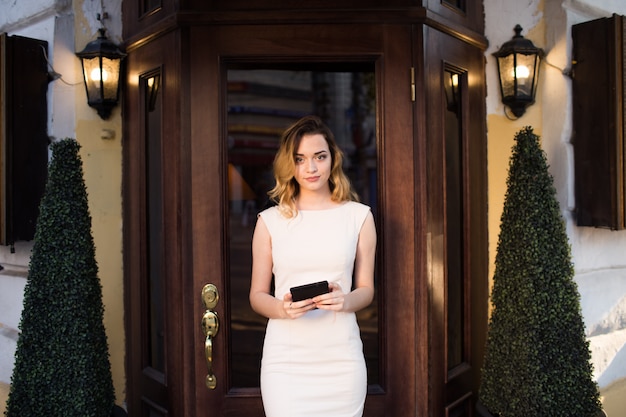 Photo une hôtesse se tient debout avec une tablette et accueille les invités.