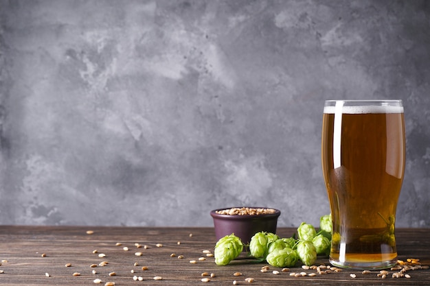 Houblon et verre de bière légère