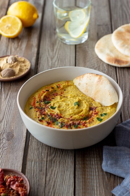 Houmous avec assaisonnements et pita. Alimentation équilibrée. La nourriture végétarienne. Régime.