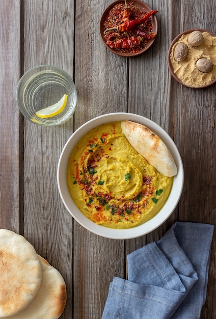 Houmous avec assaisonnements et pita. Alimentation équilibrée. La nourriture végétarienne. Régime.