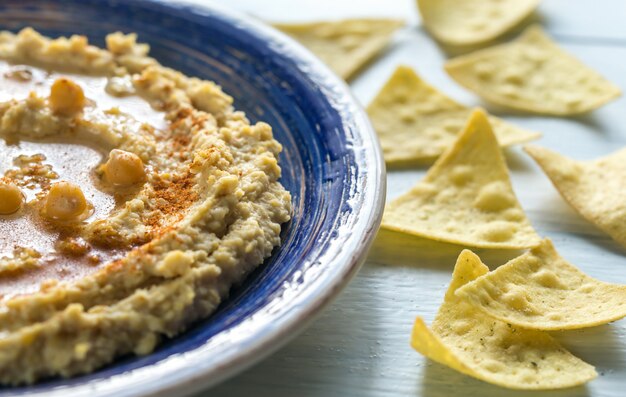 Photo houmous aux chips de tortilla