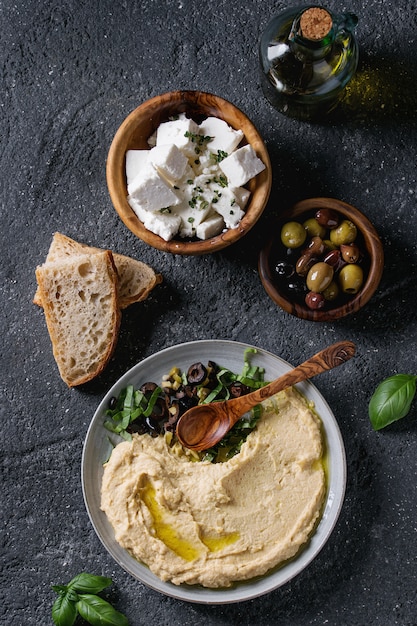 Houmous aux olives et aux herbes