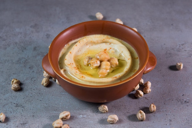 Houmous aux pois chiches servi dans un plat isolé sur fond gris vue de dessus de la nourriture de bahreïn