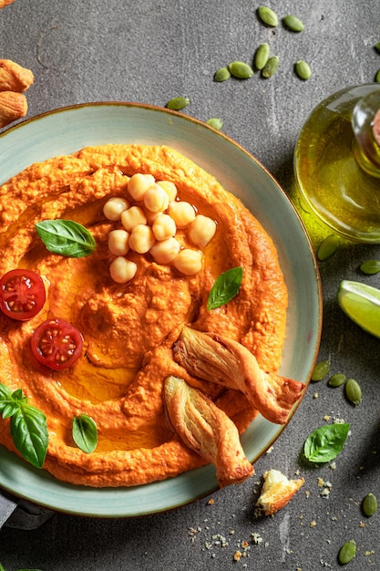 Houmous aux tomates végétalien et fait maison comme collation saine et rapide