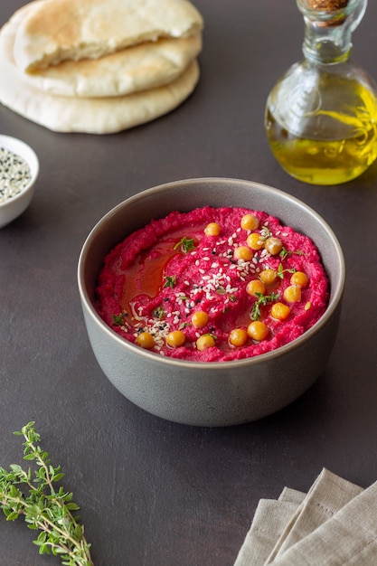 Houmous de betterave dans un bol gris. Alimentation saine. La nourriture végétarienne.