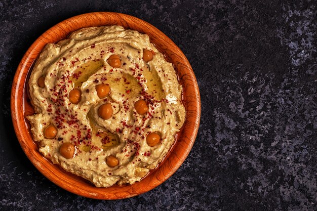 Houmous classique dans l'assiette