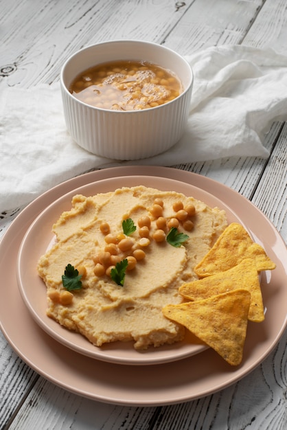 Photo houmous coloré et savoureux avec des ingrédients