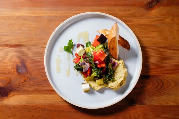 Houmous avec croûtons et légumes Plat végétalien sain